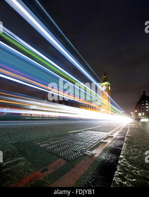 Sentiers légers sur le pont de Westminster la nuit, Londres, Angleterre, Royaume-Uni Banque D'Images