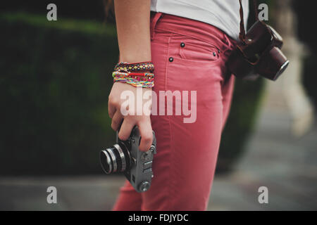 Young woman holding retro vintage camera, Séville, Espagne Banque D'Images