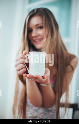 Jeune femme d'une grande tasse de café Banque D'Images