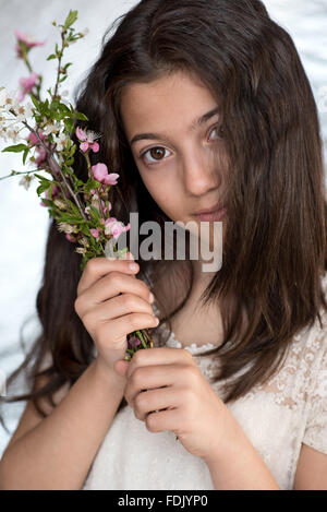 Girl holding wildflowers Banque D'Images