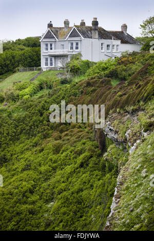 Broom Parc perché sur la falaise à Veryan, près de Truro, Cornwall, une fiducie nationale bed & breakfast création. C'était la maison qui sert à l'emplacement de Cornouailles pour le tv drama "La Pelouse de Camomille". Banque D'Images