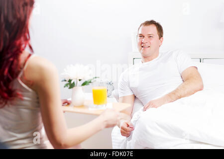 Belle jeune couple having breakfast in bed Banque D'Images