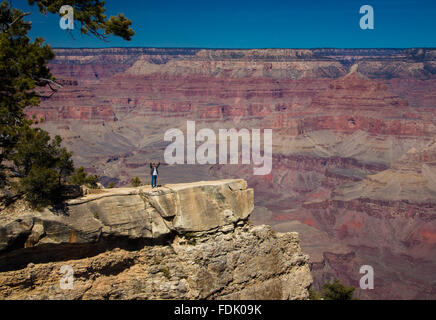 Homme debout avec des armes dans les airs, Grand Canyon, Arizona, États-Unis Banque D'Images