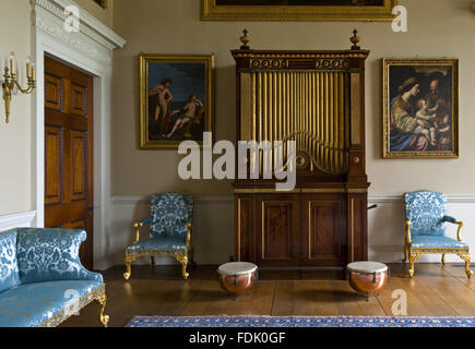 George III orgue de chambre dans un cas d'acajou avec des frises et de pilastres cannelés, haut décoré de rosettes et de feuillage et de guirlandes de laurier en dessous des tuyaux. Panneau supérieur central et les tuyaux de la plaque dorée. L'action par Snetzler 1761. Banque D'Images