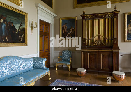 La salle de musique à Kedleston Hall, Derbyshire. La salle de musique a été conçu par Robert Adam en 1760, et cette vue montre l'organe 1765 et paire de électrique de la batterie. Banque D'Images