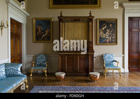 La salle de musique à Kedleston Hall, Derbyshire. La salle de musique a été conçu par Robert Adam en 1760, et cette vue montre l'organe 1765 et paire de électrique de la batterie. Banque D'Images