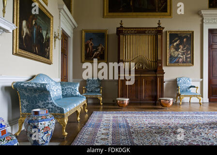 La salle de musique à Kedleston Hall, Derbyshire. La salle de musique a été conçu par Robert Adam en 1760, et cette vue montre l'organe 1765. Banque D'Images