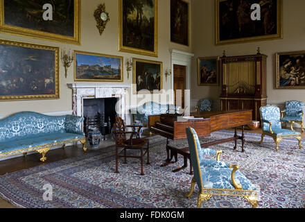 La salle de musique à Kedleston Hall, Derbyshire. La salle de musique a été conçu par Robert Adam en 1760, et cette vue montre l'organe 1765 et clavecin. Banque D'Images