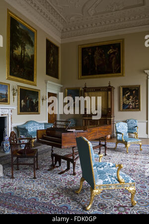 La salle de musique à Kedleston Hall, Derbyshire. La salle de musique a été conçu par Robert Adam en 1760, et cette vue montre l'organe 1765 et clavecin. Banque D'Images