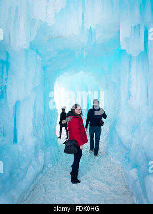 Les amis de marche à travers un tunnel à la glace en castes Hawrelak Park, Edmonton, Alberta, Canada. Banque D'Images