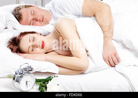 Jeune couple dormir paisiblement dans le lit Banque D'Images
