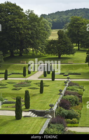 Vue depuis le toit sur la terrasse de l'Orangerie, le jardin avec un peu tronquée, Yew Tree dans la distance qui permet une vue de la folie de la maison à Lyme Park, Cheshire. Banque D'Images