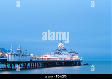 Eastbourne Pier à la tombée de la nuit, East Sussex, Angleterre, Royaume-Uni Banque D'Images