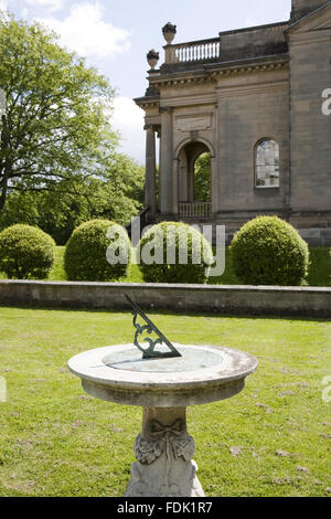 Cadran solaire du côté ouest de chapelle à The Green Lawns, Newcastle upon Tyne. George Bowes a hérité de la succession en 1722 et les motifs paysagers autour de Gibside Hall. Banque D'Images