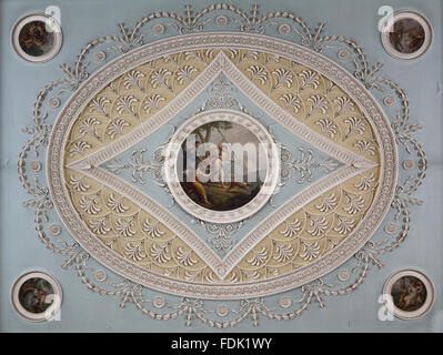 Partie de la plafond de plâtre dans le salon à Saltram, Devon. Le plafond a été conçu par Robert Adam et a trois ovales avec une cocarde et une forme de losange, à l'intérieur de chaque ovale. Les plâtres est attribuée à Joseph Rose et la cocarde peintures sont par Banque D'Images