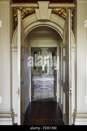 Voir à travers les portes de la salle de dessin de velours dans le salon à Saltram, Devon. Banque D'Images