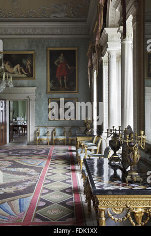 Vue le long du mur de la fenêtre vénitienne Saloon, ou Grand Salon, à Saltram, Devon. La chambre a été conçu par Robert Adam en 1768. Banque D'Images