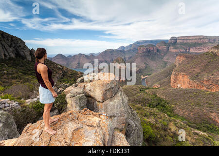 Woman looking at view de Blyde River Canyon et de montagnes du Drakensberg, Mpumalanga, Afrique du Sud Banque D'Images