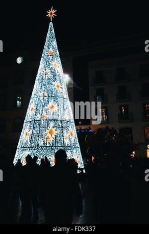 Décoration d'arbre de Noël illuminé la nuit, Malaga, Andalousie, Espagne Banque D'Images