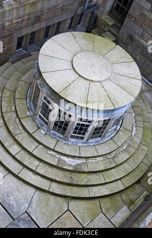 Vue depuis le toit jusqu'à la cuisine circulaire lantern Castle Drogo, Devon. Le bâtiment a été conçu par Edwin Lutyens et construit entre 1910 et 1925. Banque D'Images