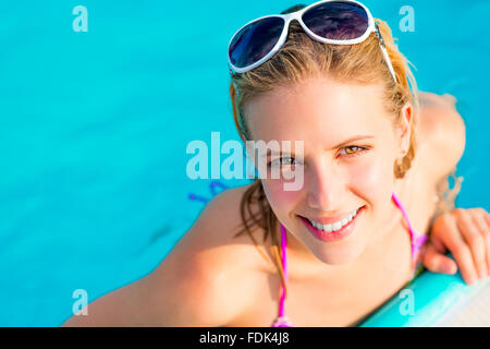 Belle jeune femme dans la piscine Banque D'Images