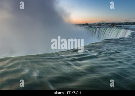 Niagara Falls au lever du soleil, de l'Ontario, Canada Banque D'Images