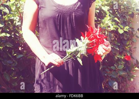 Woman holding Flowers Banque D'Images