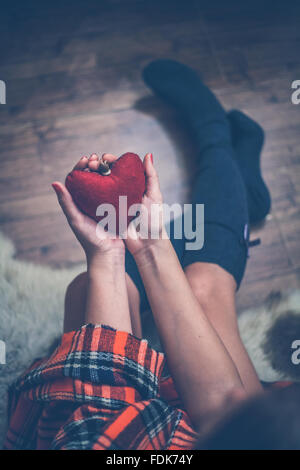 Femme tenant un cœur rouge dans ses mains Banque D'Images