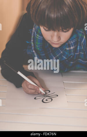 Boy drawing le nouveau symbole de début Banque D'Images