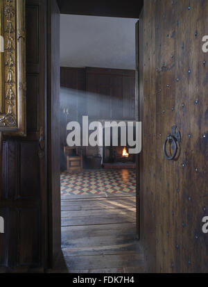 Voir à travers une porte dans la petite chambre à Sutton House à Londres. Banque D'Images