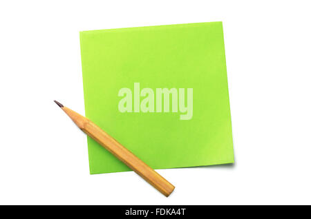 Sticky note et crayon sur un fond blanc Banque D'Images
