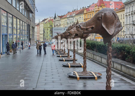 Prague, République tchèque. 06Th Feb 2016. Cercle des animaux/Zodiac chefs par l'artiste chinois Ai Weiwei contemporain, s'affiche comme l'un des projets accompagnant l'exposition sur la générosité : l'art de donner, qui est consacré à des thèmes tels que le partage, la générosité et le mécénat, et est organisée en célébration du 220e anniversaire de la Galerie nationale, la galerie de la Société des Amis patriotiques de l'art dans la Bohême. Crédit : Petr Bonek/Alamy Live News Banque D'Images