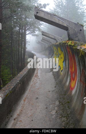 La guerre endommagé bobsleigh de la Jeux Olympiques d'hiver de 1984 se trouve abandonné dans les montagnes au-dessus de Sarajevo. Banque D'Images