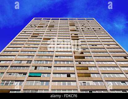 Maison à étages résidentiel sur un bluevsky Banque D'Images