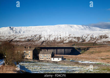 La Station Inn et Ribblehead viaduc au-dessous de la crête enneigée de Whernside Ribblehead Angleterre Yorkshire Dales Banque D'Images