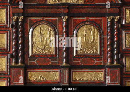 Fermer la vue des STLIF-sur-bronze repousse les panneaux dans le milieu à la fin du xviie siècle, Anvers dans le carré du cabinet d'ébène à l'Oxburgh Hall, Norfolk. Le cabinet est en ébène avec placage d'écaille rouge et d'ivoire, et a été acheté à Anvers dans les 1 Banque D'Images