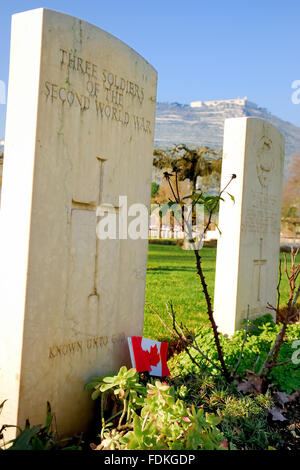 Cimetière de guerre du Commonwealth de Cassino. Les soldats qui sont tombés à la bataille de Monte Cassino durant la Seconde Guerre mondiale y sont enterrés. Il y a 4 266 tombes de soldats du Royaume-Uni, Canada, Australie, Nouvelle-Zélande, Afrique du Sud, l'Inde, le Népal et le Pakistan et un soldat de l'Armée Rouge. 284 d'entre eux n'ont pas été identifiées. La tombe d'un soldat canadien. Banque D'Images