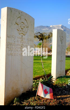 Cimetière de guerre du Commonwealth de Cassino. Les soldats qui sont tombés à la bataille de Monte Cassino durant la Seconde Guerre mondiale y sont enterrés. Il y a 4 266 tombes de soldats du Royaume-Uni, Canada, Australie, Nouvelle-Zélande, Afrique du Sud, l'Inde, le Népal et le Pakistan et un soldat de l'Armée Rouge. 284 d'entre eux n'ont pas été identifiées. La tombe d'un soldat canadien. Banque D'Images