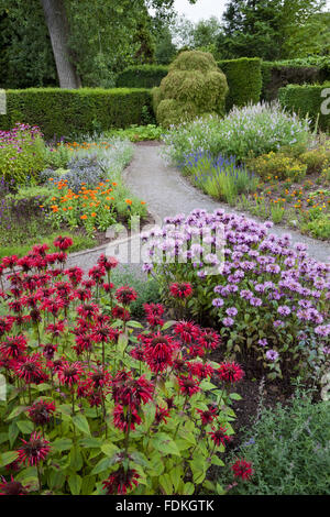 Le Physic Garden en juillet à Dyffryn Gardens, Vale of Glamorgan. Banque D'Images