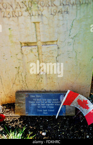 Cimetière de guerre du Commonwealth de Cassino. Les soldats qui sont tombés à la bataille de Monte Cassino durant la Seconde Guerre mondiale y sont enterrés. Il y a 4 266 tombes de soldats du Royaume-Uni, Canada, Australie, Nouvelle-Zélande, Afrique du Sud, l'Inde, le Népal et le Pakistan et un soldat de l'Armée Rouge. 284 d'entre eux n'ont pas été identifiées. La tombe d'un soldat canadien. Banque D'Images