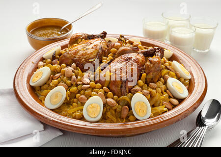 Tfaya Couscous Marocain, Couscous au poulet et aux oignons caramélisés, amandes et oeufs durs Banque D'Images