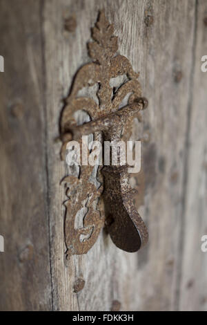 Le heurtoir de fer sur la porte en bois dans le porche à l'avant du sud d'Avebury Manor, dans le Wiltshire. Banque D'Images