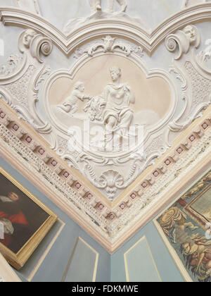 Détail de la plafond de plâtre dans le salon à Clandon Park, Surrey. Banque D'Images