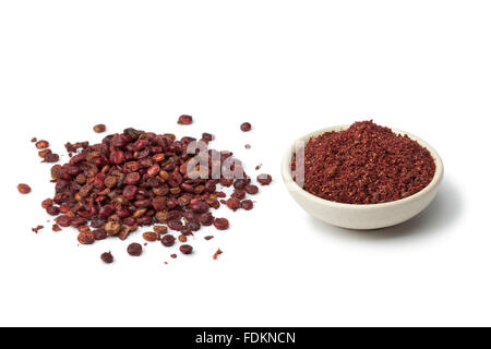 Sumac moulu et de baies sur fond blanc Banque D'Images