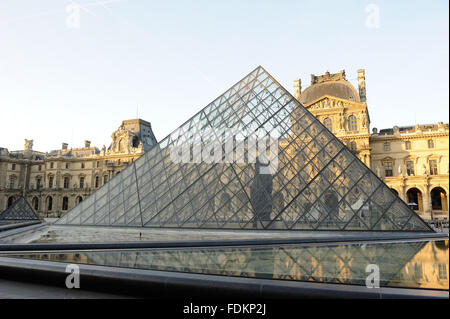 Vide Paris - 15/08/2013 - France / Ile-de-France (région) / Paris - pyramide de verre de la place Napoléon du Louvre mus Banque D'Images