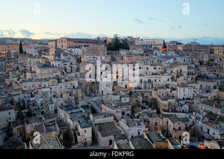 Vue sur le Sasso Barisano de la Piazza Duomo, Matera, Basilicate, Italie Banque D'Images