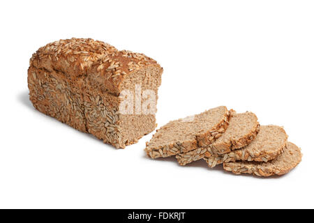 Miche de pain d'épeautre et coupes avec des graines de tournesol sur fond blanc Banque D'Images