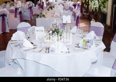 Une réception de mariage table avec pièce centrale arrangement floral Banque D'Images