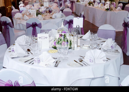 Tables de réception de mariage avec des détails et de la décoration Banque D'Images