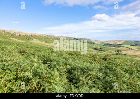 Une vue de l'Bamford Moor vers l'escarpement de pierre meulière de Stanage Edge, Derbyshire, parc national de Peak District, England, UK Banque D'Images